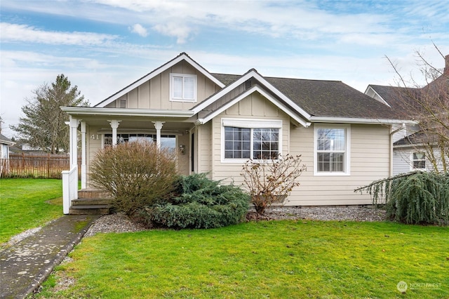 view of front facade featuring a front yard