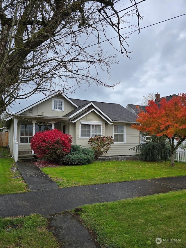 view of front of house featuring a front lawn