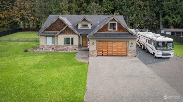 craftsman house featuring a front lawn and a garage