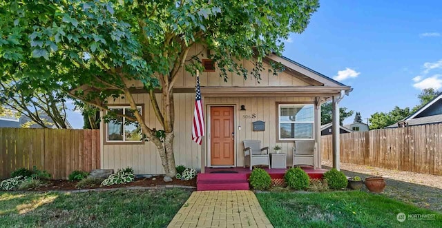 view of front of property featuring a front lawn