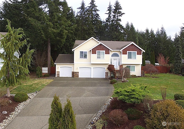 view of front of house featuring a front lawn