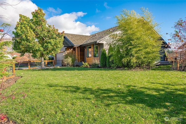 view of front of property featuring a front lawn