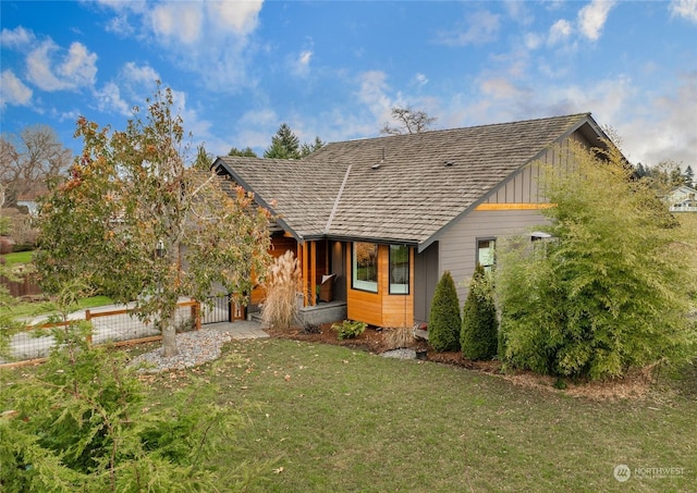 view of front of house with fence and a front yard