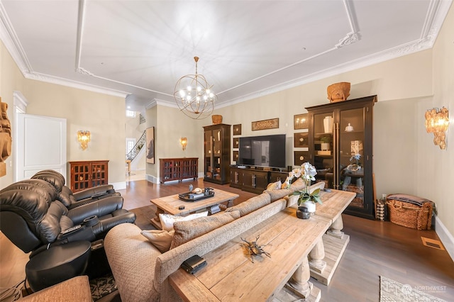 living room featuring dark wood-type flooring, an inviting chandelier, and crown molding