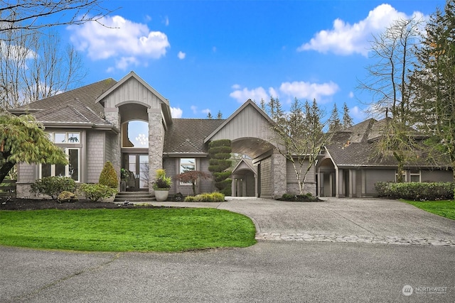 view of front of house featuring a front yard