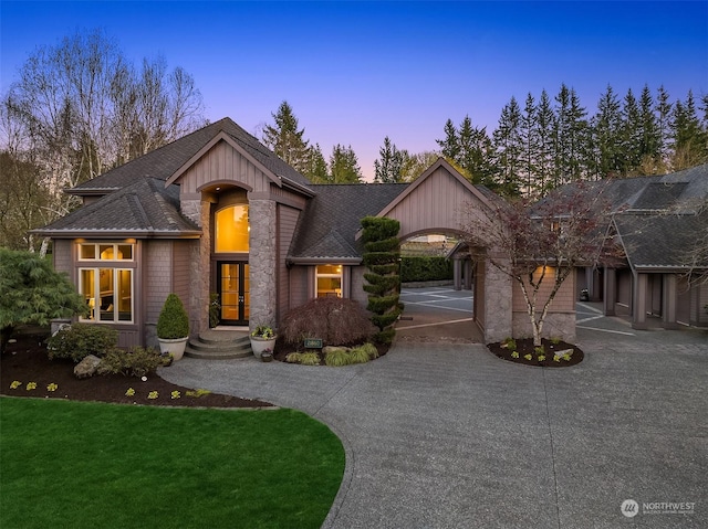 view of front of house featuring a lawn