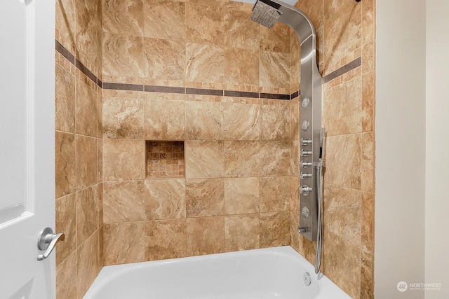 bathroom with tiled shower / bath