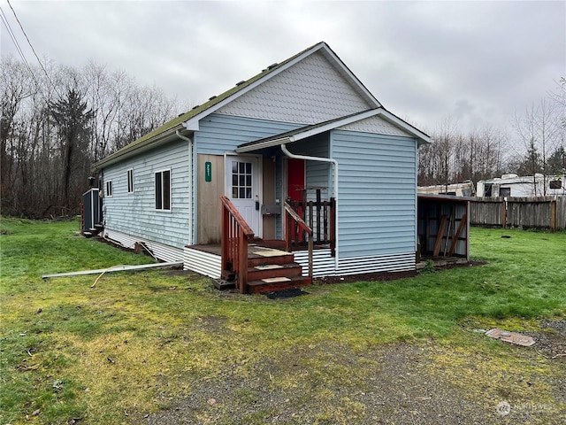 view of front of property with a front yard