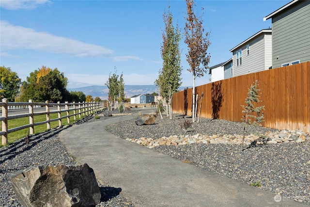 view of yard featuring a mountain view