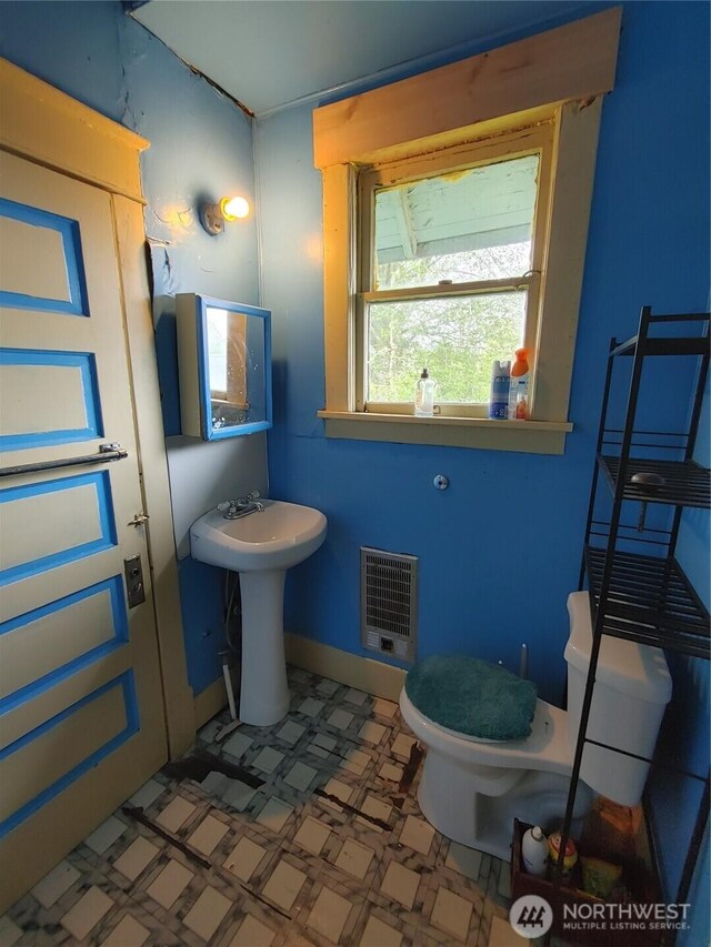 307 S Exchange St, Aberdeen, WA 98520 - half bathroom featuring toilet, tile patterned floors, heating unit, and baseboards
