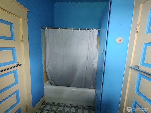 307 S Exchange St, Aberdeen, WA 98520 - full bath featuring tile patterned floors and shower / bathtub combination with curtain