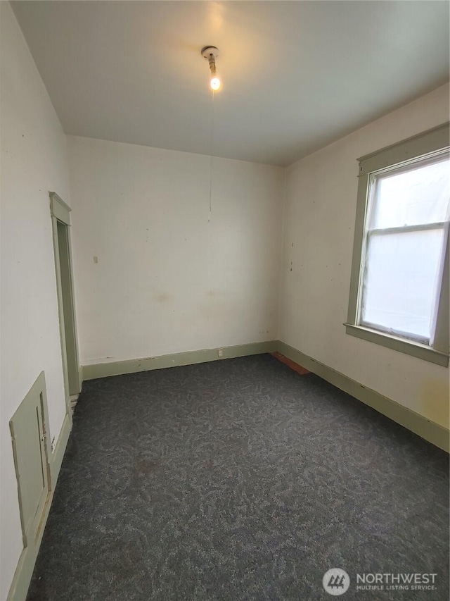 307 S Exchange St, Aberdeen, WA 98520 - empty room with baseboards, dark carpet, and visible vents