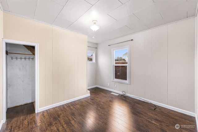 unfurnished bedroom with dark wood-type flooring and a closet