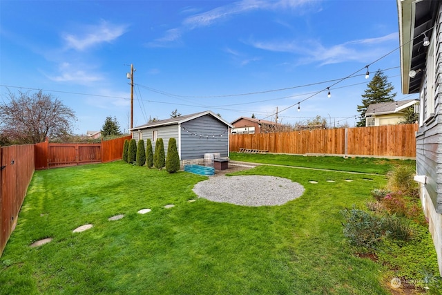 view of yard featuring an outbuilding