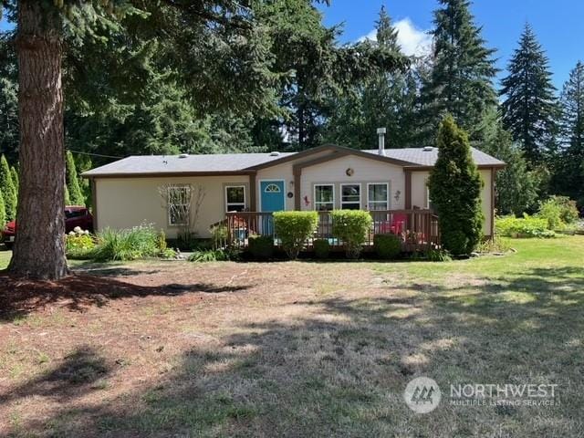 single story home with a front yard