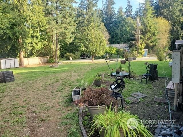 view of yard featuring a storage unit