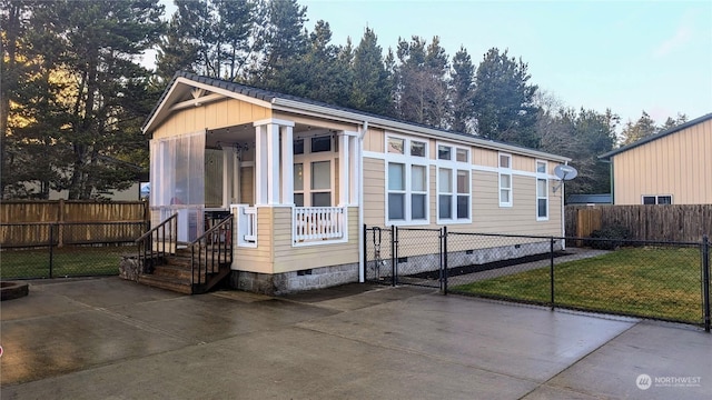 view of front facade featuring a front yard and covered porch