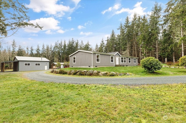 view of front of house featuring a front lawn