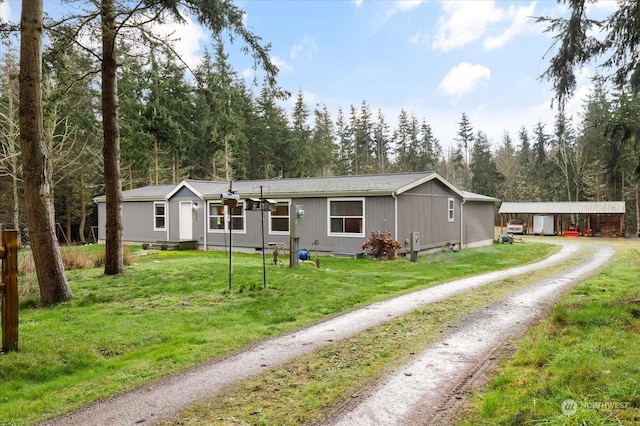 manufactured / mobile home featuring a front yard