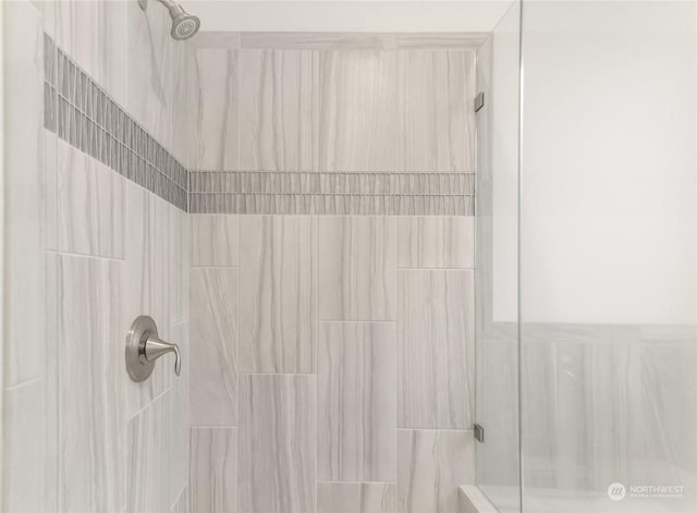 bathroom featuring a tile shower