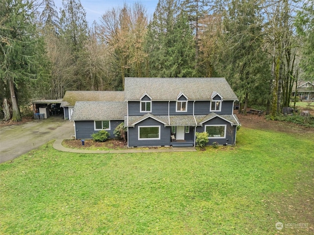 view of front facade featuring a front lawn and a carport