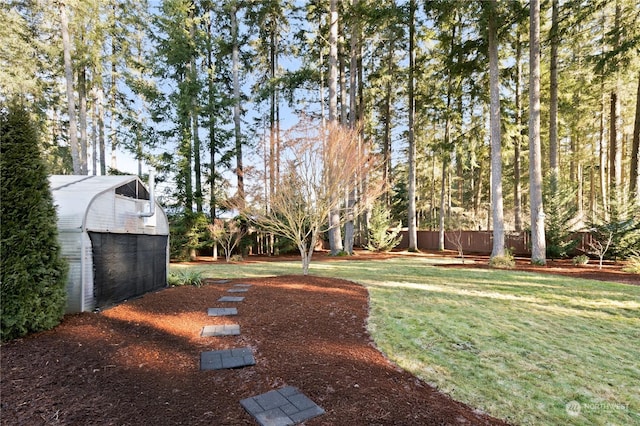 view of yard featuring an outdoor structure