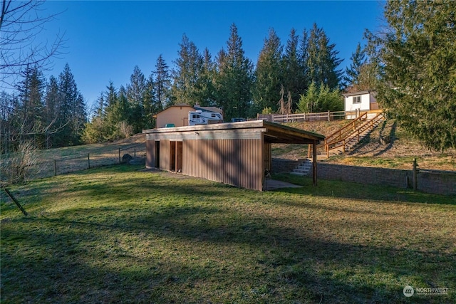 view of yard with an outbuilding