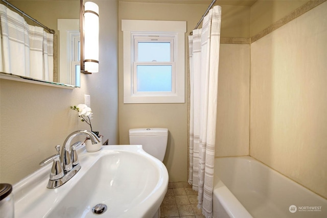 full bathroom featuring toilet, sink, and shower / bathtub combination with curtain