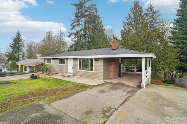 view of front of house featuring a carport and a front lawn