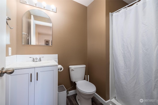 bathroom with toilet, a shower with curtain, and vanity