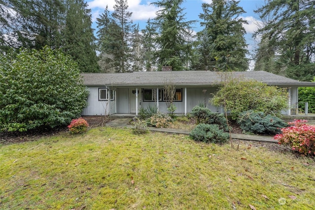 single story home featuring a front lawn