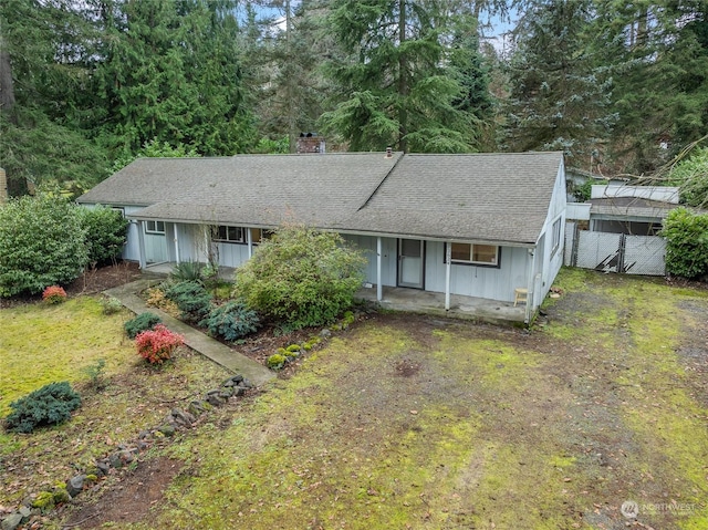 ranch-style house featuring a front lawn