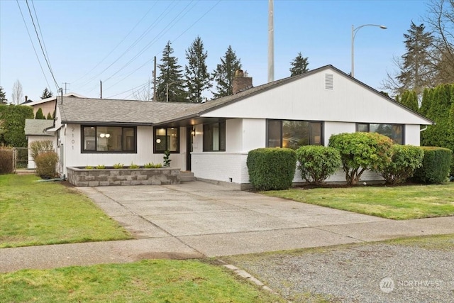 ranch-style house featuring a front yard