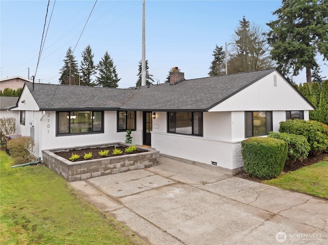 view of front of property featuring a front yard