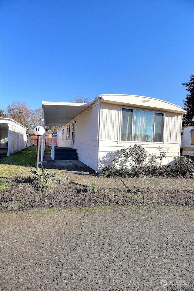 manufactured / mobile home featuring a carport