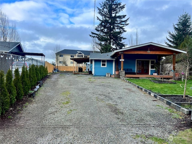 view of front of property featuring a front lawn