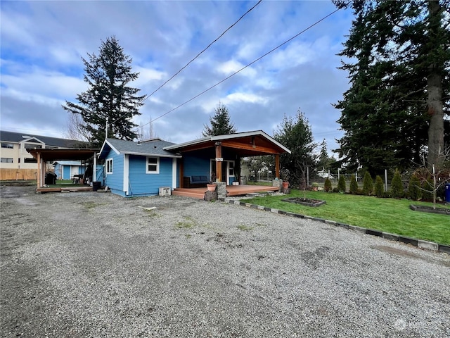 view of front of property featuring a front lawn