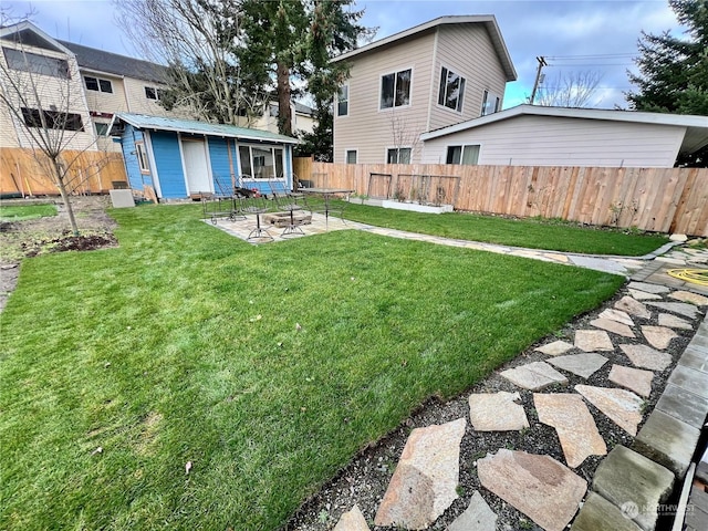 view of yard featuring a patio area