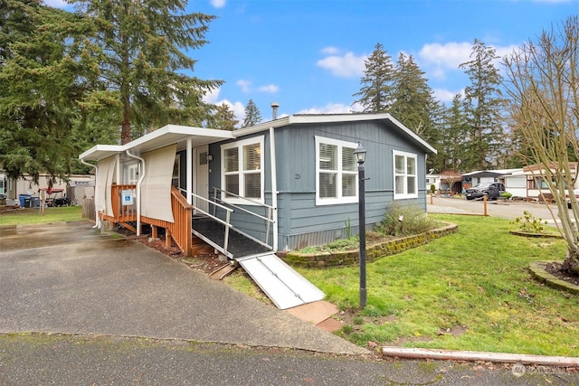 view of front of home featuring a front lawn