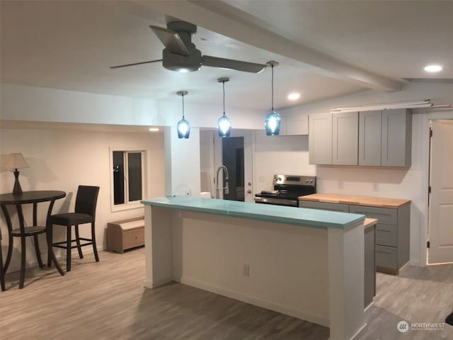 kitchen featuring light hardwood / wood-style floors, electric stove, lofted ceiling with beams, gray cabinets, and an island with sink