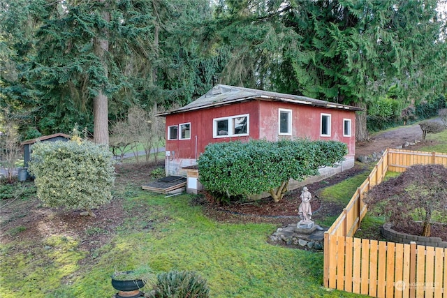 view of yard with an outdoor structure