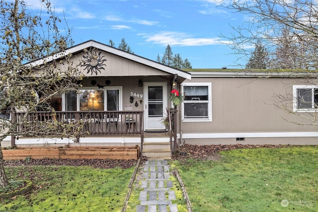 view of front of home with a front lawn and covered porch