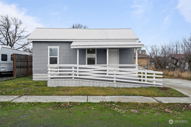 view of front facade with a front yard and a porch