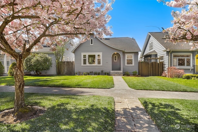 view of front of property featuring a front yard