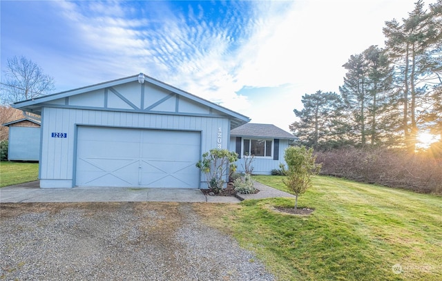 view of front of property featuring a front lawn and a garage