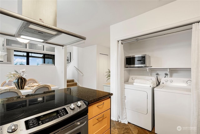 laundry room with independent washer and dryer