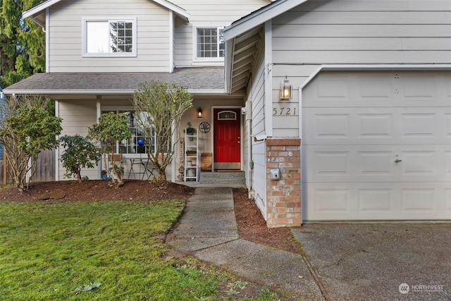 view of front of home featuring a front yard and a garage