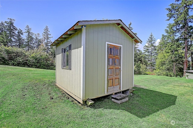 view of outdoor structure featuring a yard