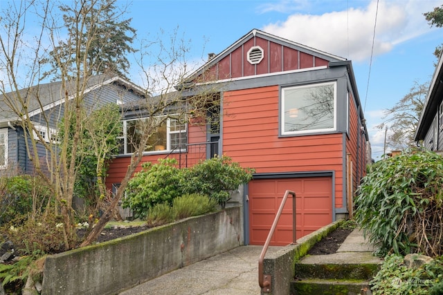 view of front facade featuring a garage