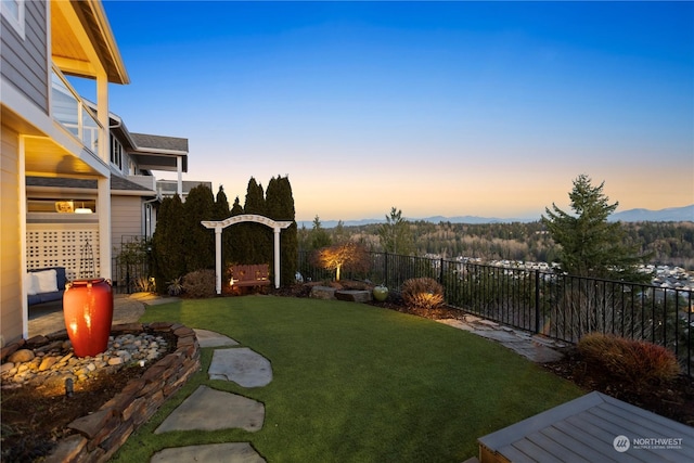 view of yard at dusk